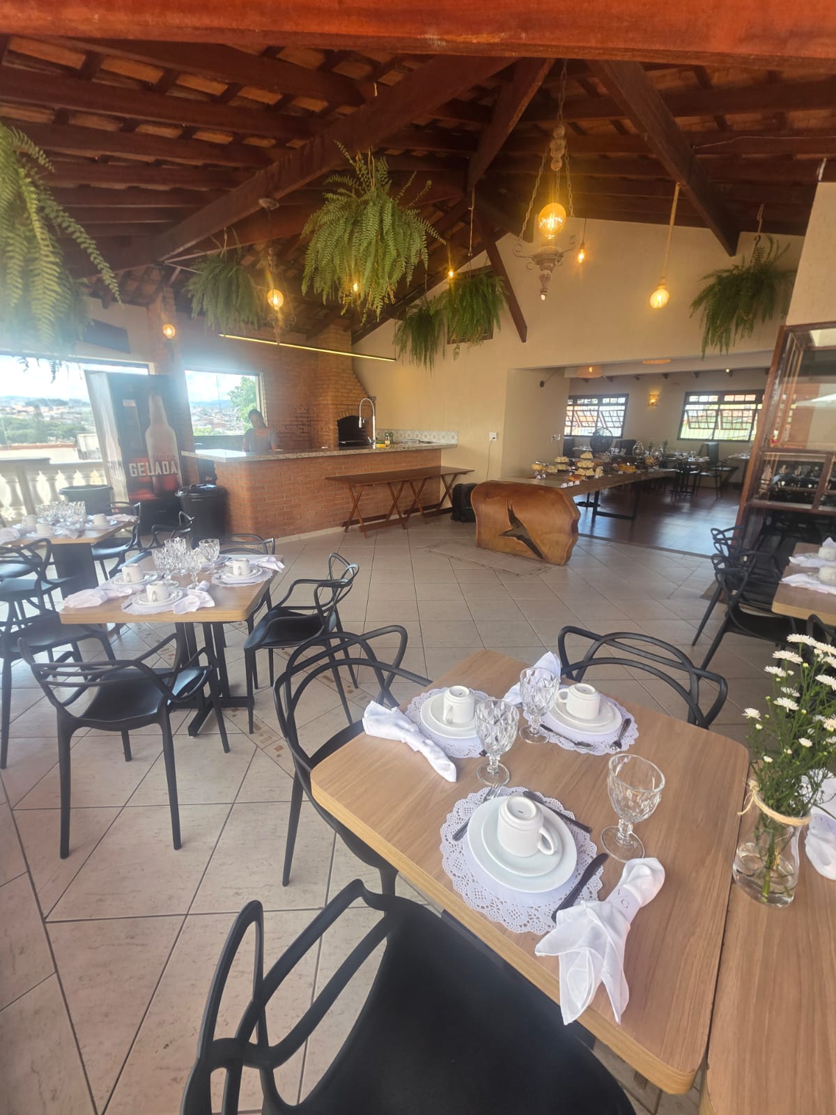 Área interna com mesas de café da manhã