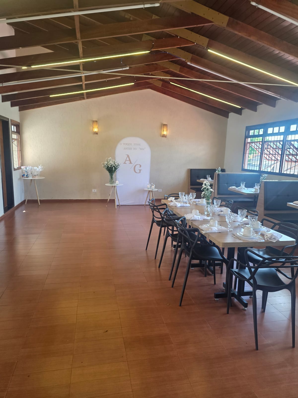 Área interna com teto rústico e plantas