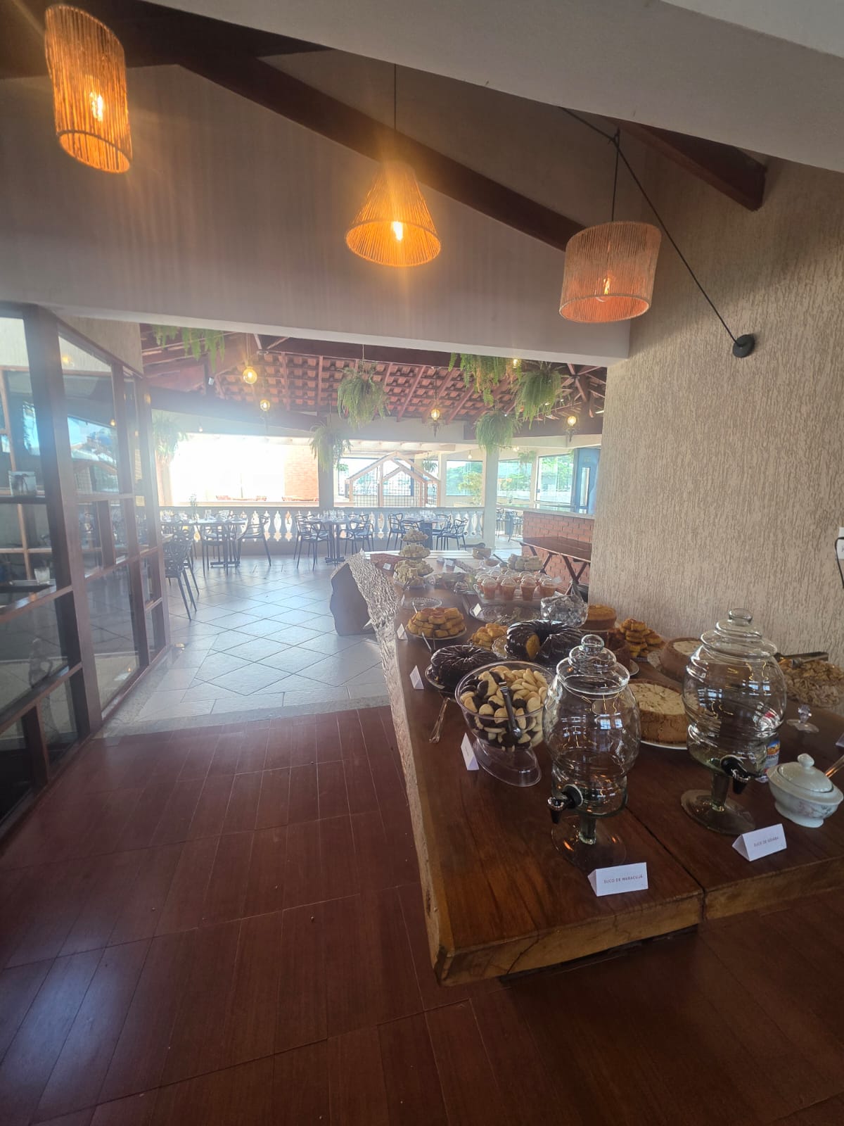 Mesa cascata com doces finos