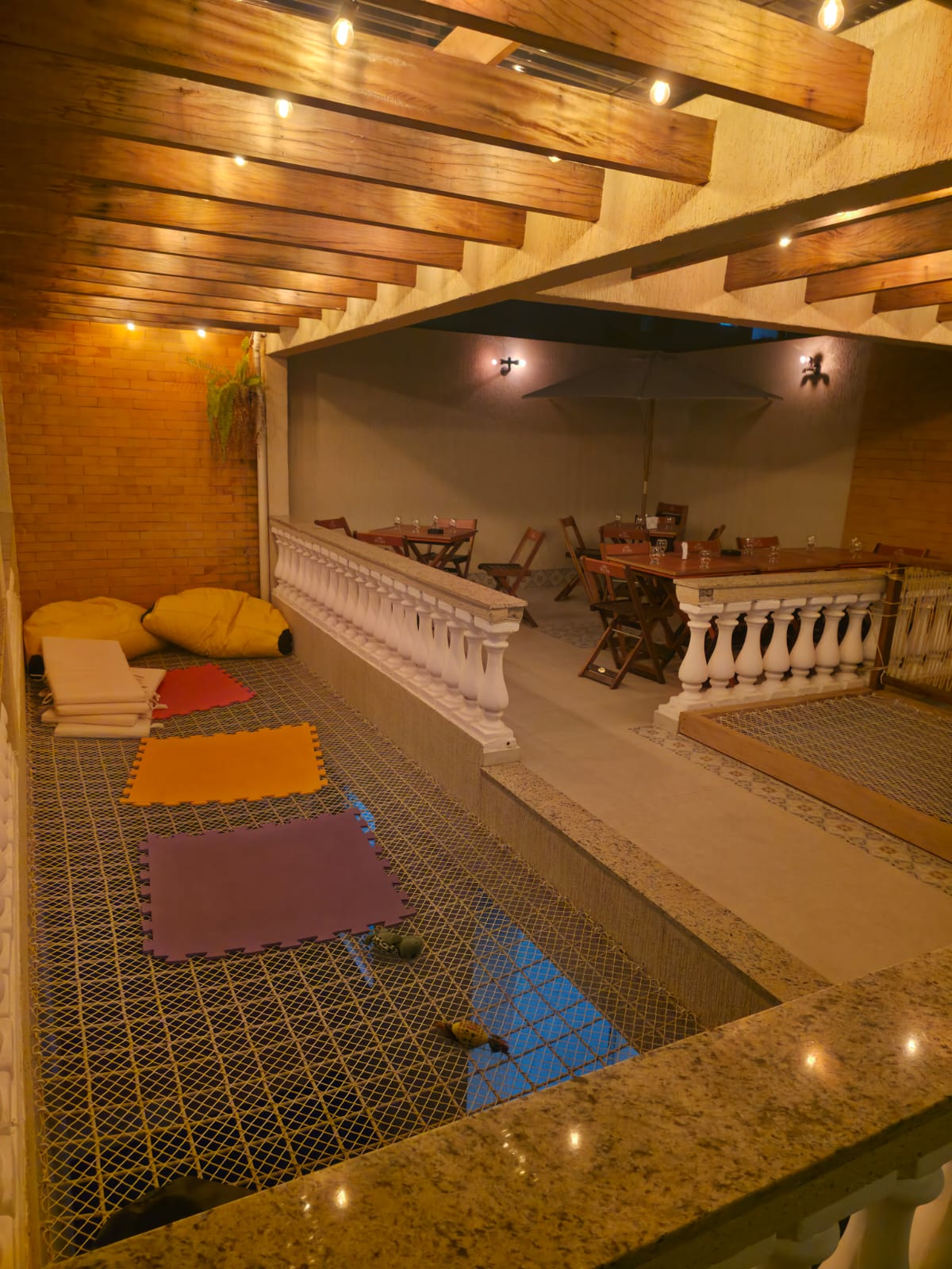 Área externa com piscina de rede - vista lateral