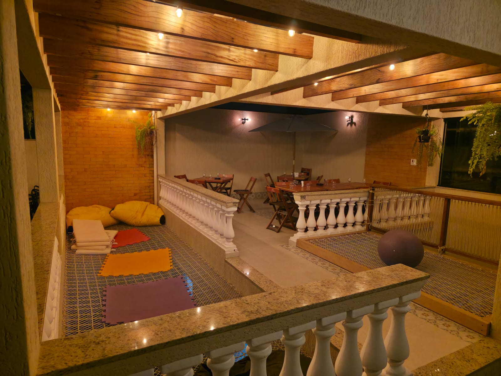 Área externa com piscina de rede