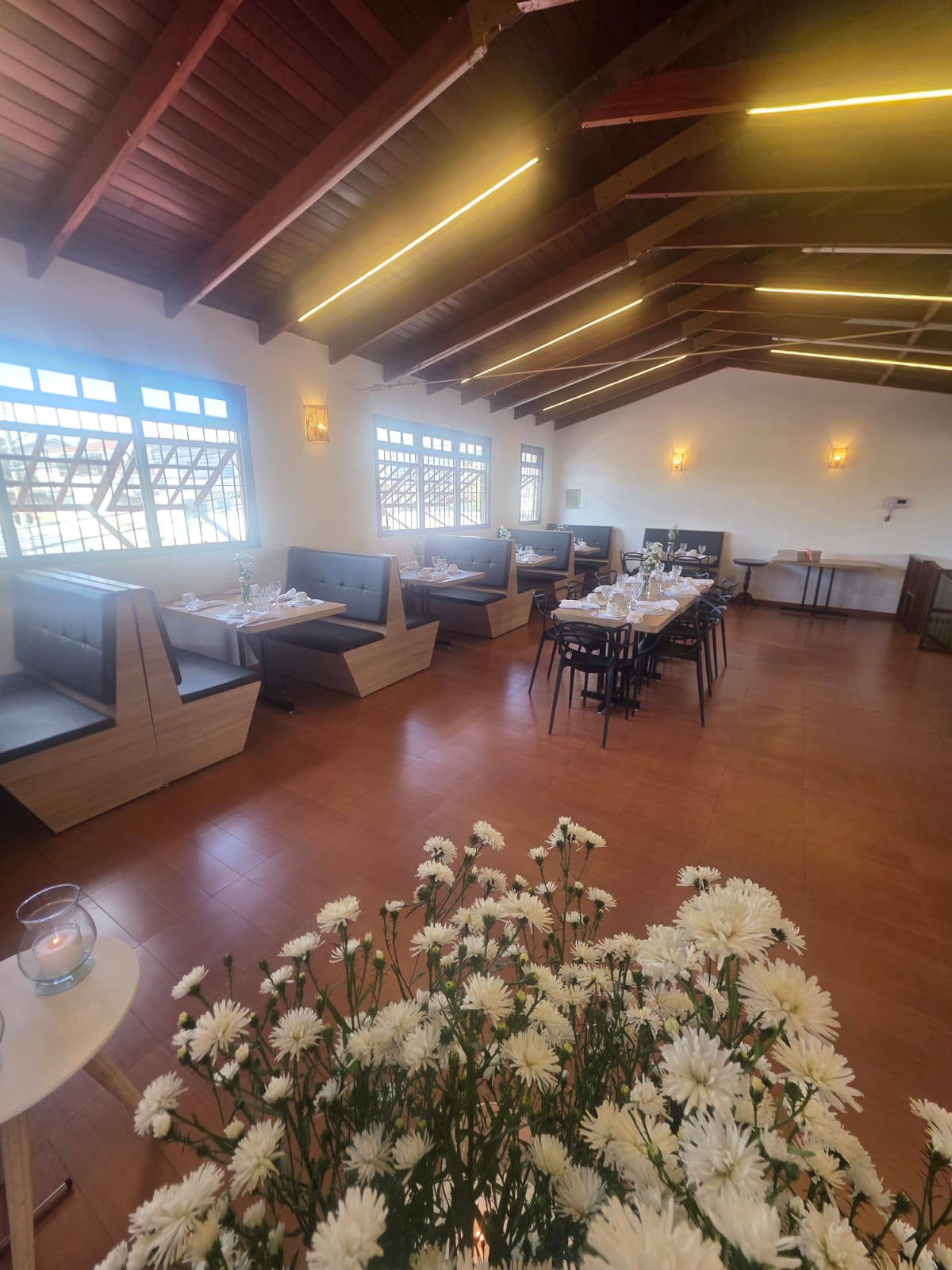 Varanda decorada com iluminação